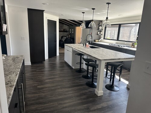 Spacious 5-bedroom house in Green Bay with WiFi, 15 minutes to Packer stadium