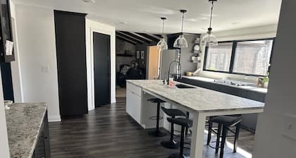 Spacious 5-bedroom house in Green Bay with WiFi, 15 minutes to Packer stadium