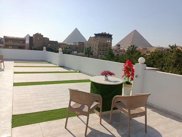 تلفزيون إل سي دي بحجم 32-بوصة يعرض قنوات فضائية