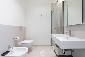 Dusche, Haartrockner, Bidet, Handtücher