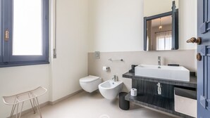 Dusj, hårføner, bidé og håndklær