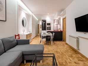 TV - Madrid Embajadores II - 4-Bedroom Apartment (Madrid)