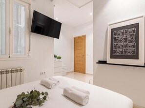 4 bedrooms, iron/ironing board, Internet, bed sheets