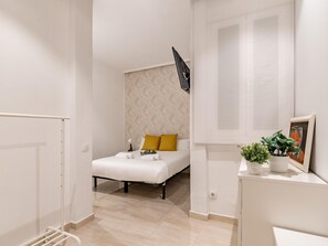 4 bedrooms, iron/ironing board, Internet, bed sheets