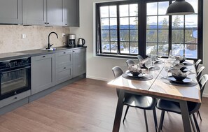 Kühlschrank, Geschirrspüler, Wasserkocher mit Kaffee-/Teezubehör