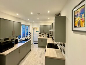 Family House | Private kitchen - Crow Hill House Tranquil Escape Hideaway (Cleethorpes)