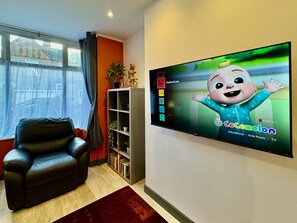Family House | Living area - Crow Hill House Tranquil Escape Hideaway (Cleethorpes)