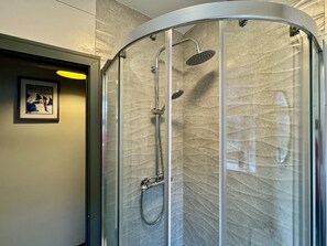 Maison familiale | Salle de bain | Serviettes fournies, papier de toilette