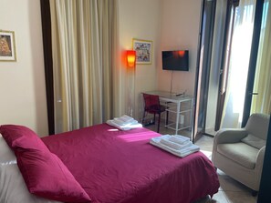 1 bedroom, iron/ironing board, WiFi, bed sheets - apartment in a historic building in the center of Catania (Catania)