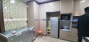 Executive Apartment | Private kitchen | Full-sized fridge, microwave, oven, dishwasher - Palmer Apartments Abuja (Abuja)