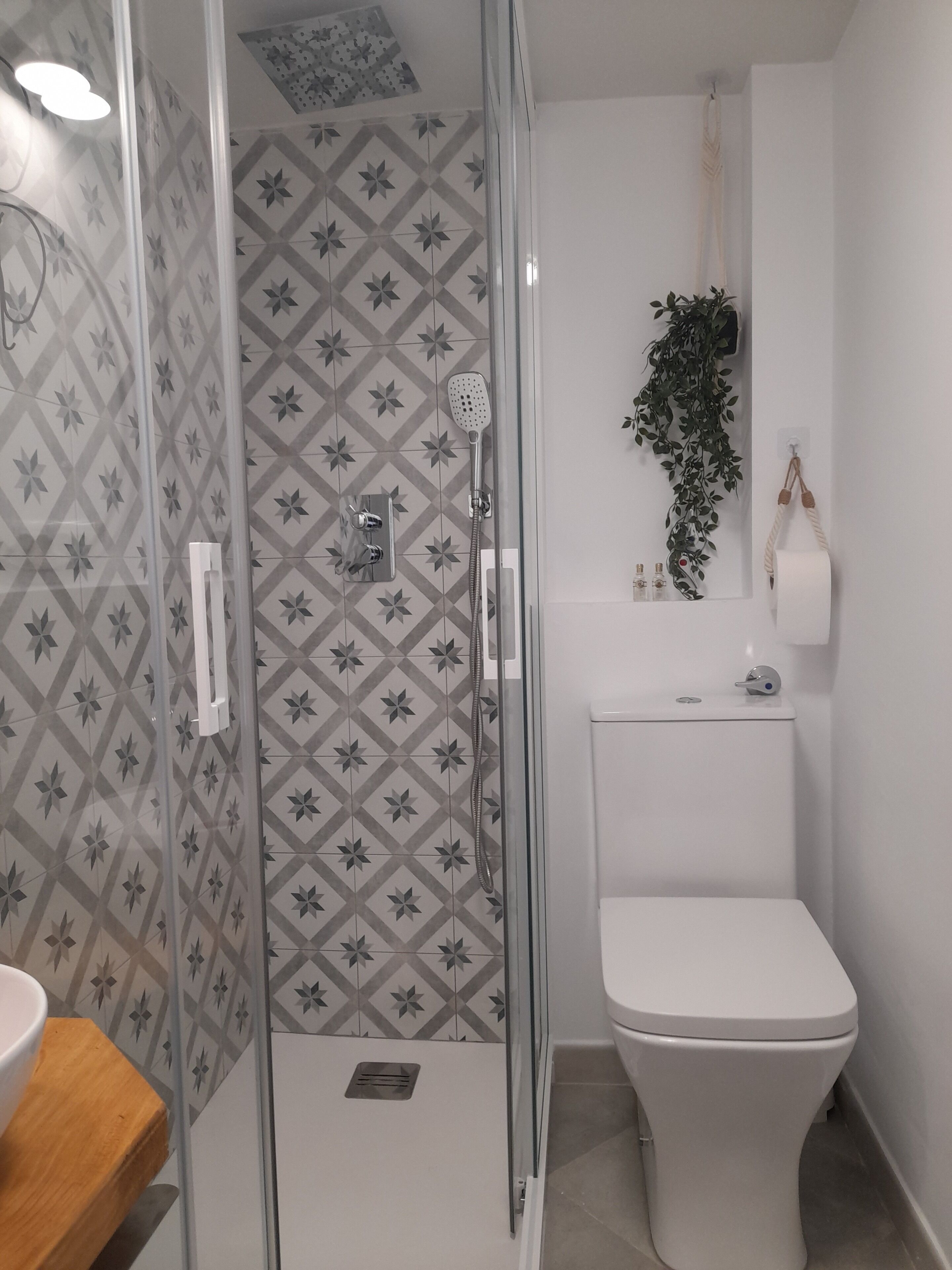 Douche, sèche-cheveux, serviettes fournies, savon