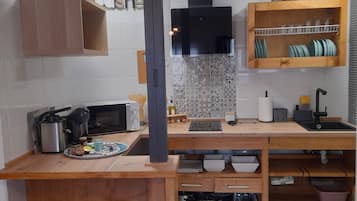 Jääkaappi, mikroaaltouuni, liesi, kahvin-/teenkeitin