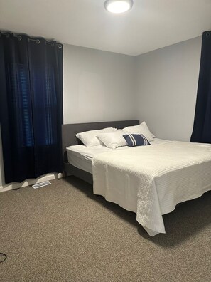 2 bedrooms, iron/ironing board, free WiFi, bed sheets - Your Exquisite Luxury Haven (Akron)