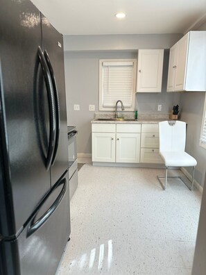 Fridge, microwave, oven, stovetop - Your Exquisite Luxury Haven (Akron)
