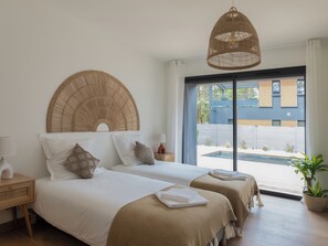 4 slaapkamers, een strijkplank/strijkijzer, reisbedje, wifi