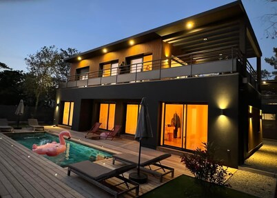 Villa Sunset 2, prestigious, Balinese swimming pool, sea view for 8 people