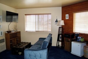 办公桌、免费 WiFi、床单