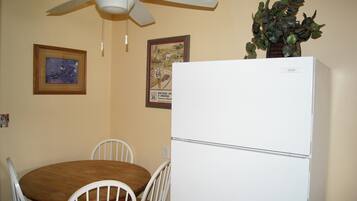 Suite, 2 chambres, cuisinette | Cuisine privée | Mini-réfrigérateur, four à micro-ondes, cafetière-théière