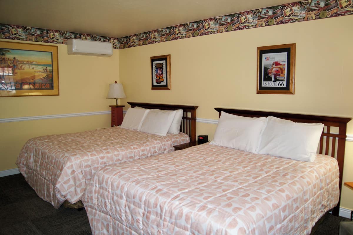 Suite, 2 Bedrooms, Kitchenette | Desk, free WiFi, bed sheets