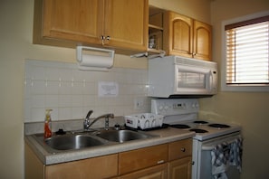 Suite, 2 Bedrooms, Kitchenette | Private kitchenette | Mini-fridge, microwave, coffee/tea maker - Flamingo Motel (Coeur d'Alene)