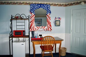 办公桌、免费 WiFi、床单