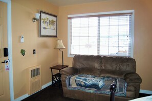 Desk, free WiFi, bed sheets - Flamingo Motel (Coeur d'Alene)
