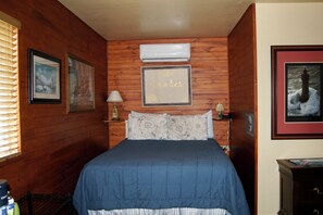 Desk, free WiFi, bed sheets - Flamingo Motel (Coeur d'Alene)