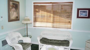 Escritorio, wifi gratis y ropa de cama