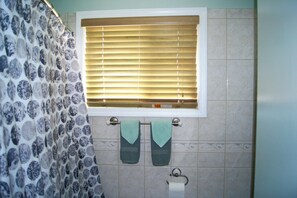 تجهيزات دش، مجففات شعر، مناشف، صابون