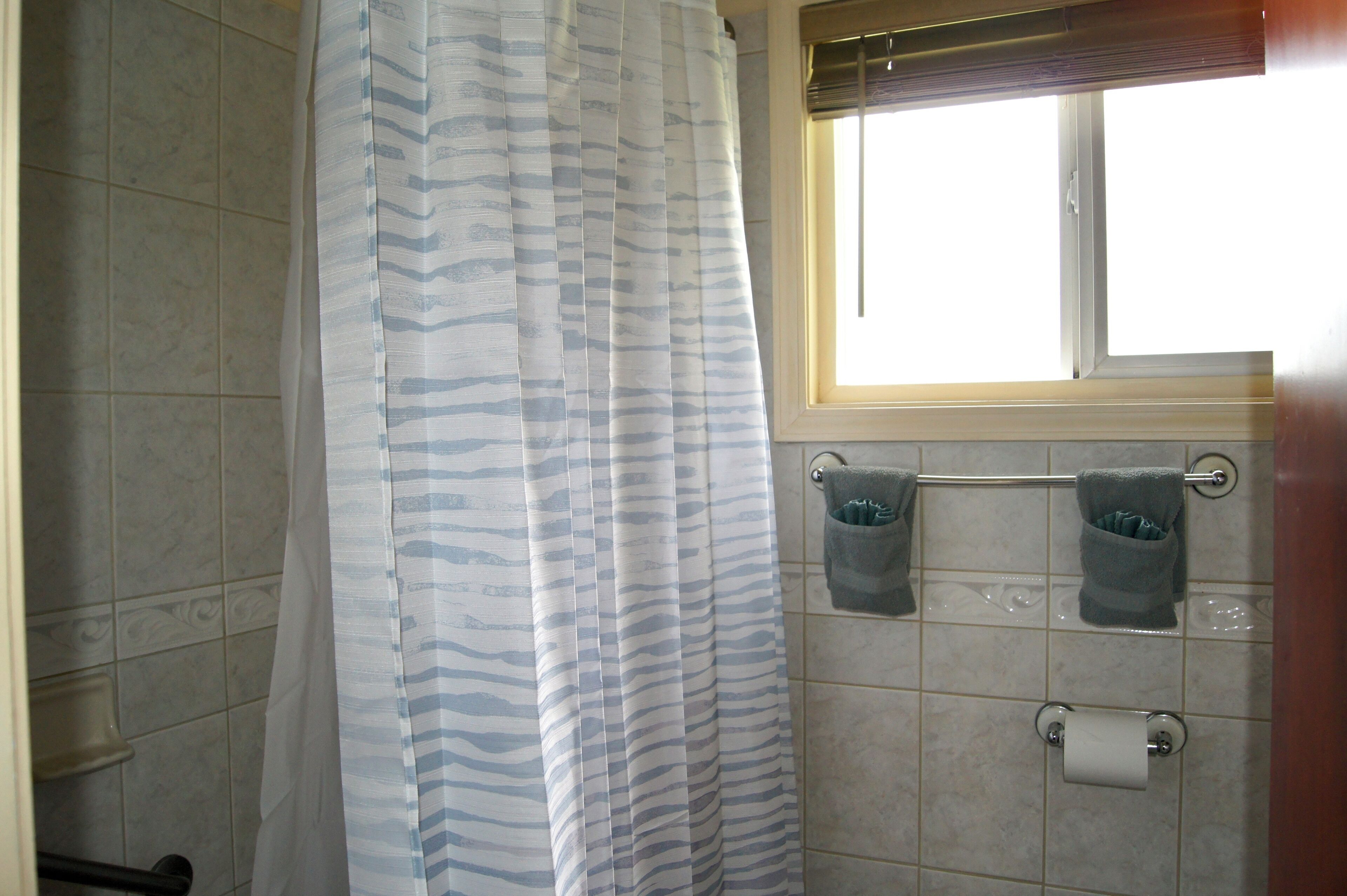 Douche, sèche-cheveux, serviettes fournies, savon