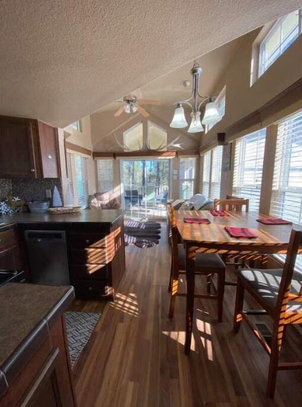 Dining - Charlie's Cabin (Ruidoso)