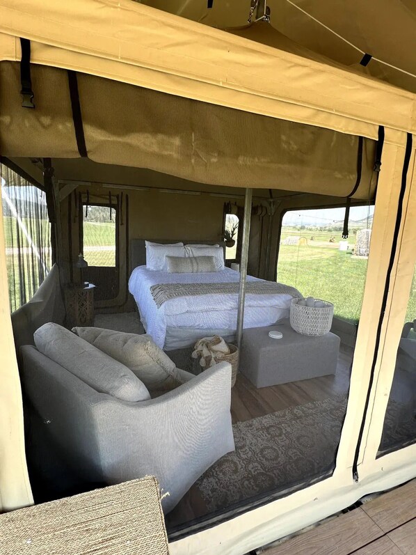 1 bedroom, bed sheets