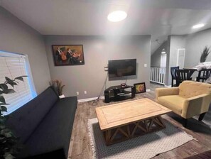 Living area - Spacious Victorian 2 bedroom by the lake Merritt (Oakland)