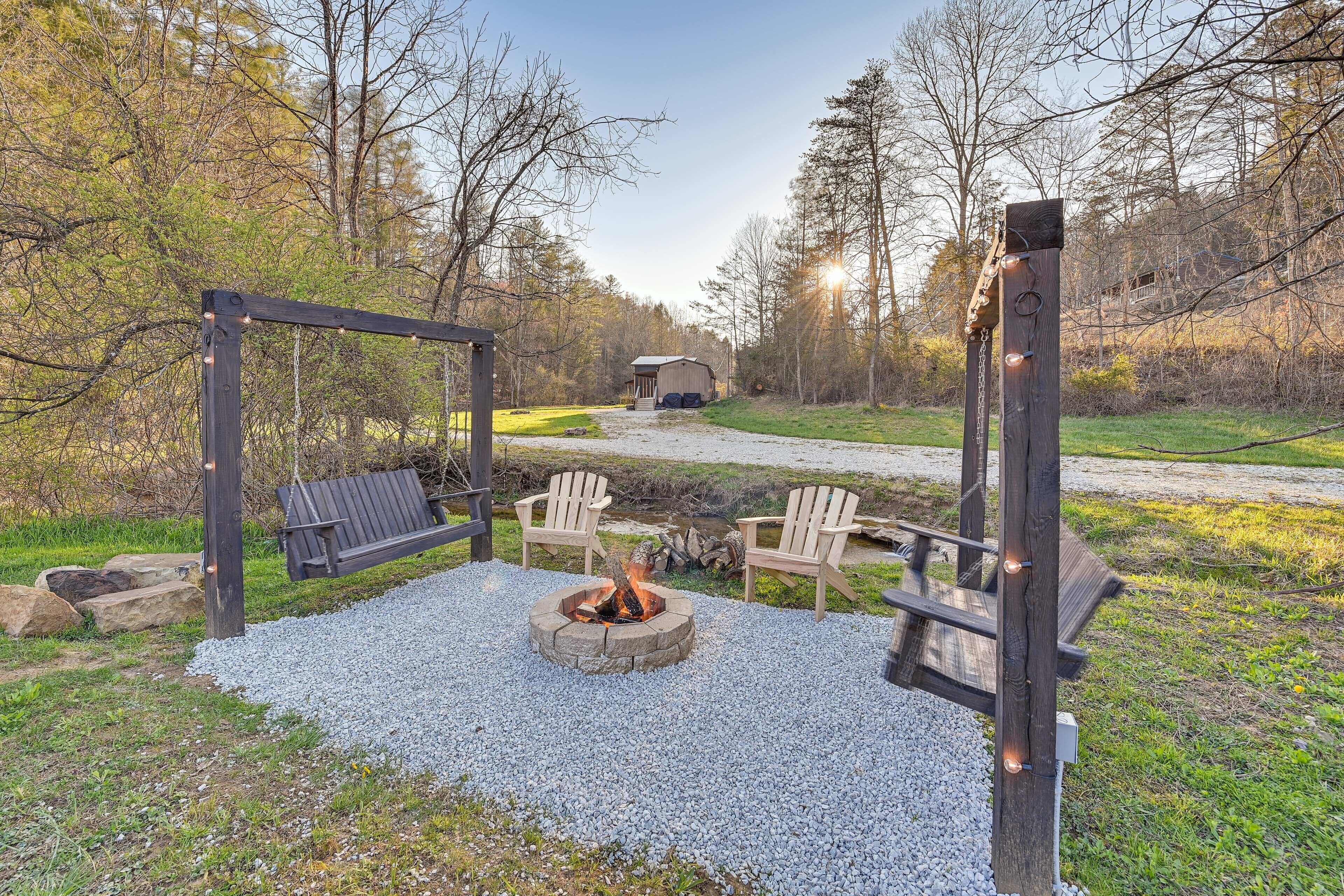 Cabin w/ Expansive Deck ~ 4 Mi to Red River Gorge!