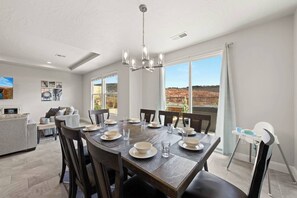 Dining - Southern Utah charm. Close to St George and National Parks (Washington)