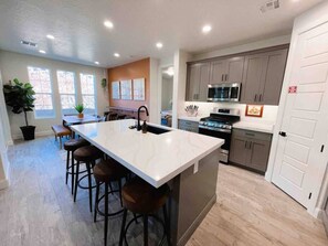 Fridge, microwave, oven, stovetop - Southern Utah charm. Close to St George and National Parks (Washington)