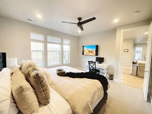 5 habitaciones, escritorio y tabla de planchar con plancha