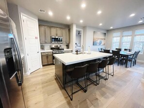 Fridge, microwave, oven, stovetop - Southern Utah charm. Close to St George and National Parks (Washington)