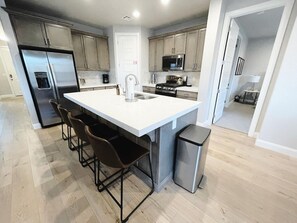 Fridge, microwave, oven, stovetop - Southern Utah charm. Close to St George and National Parks (Washington)