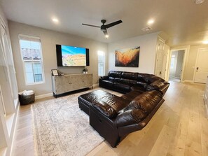 TV, offices, computer monitors - Southern Utah charm. Close to St George and National Parks (Washington)