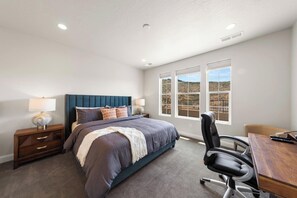 5 Schlafzimmer, Schreibtisch, Bügeleisen/Bügelbrett, Reisekinderbett