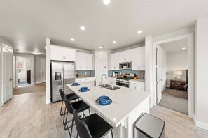 Fridge, microwave, oven, stovetop - Southern Utah charm. Close to St George and National Parks (Washington)