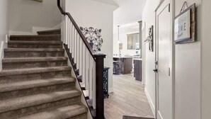 A staircase leading to a landing with a door labeled "WELCOME". - Southern Utah charm. Close to St George and National Parks (Washington)
