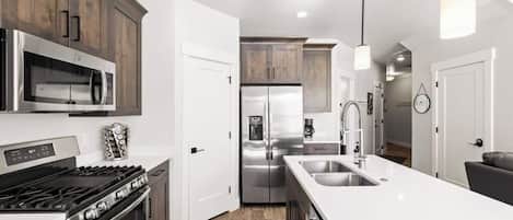 Refrigerador, microondas, horno, placa de cocina