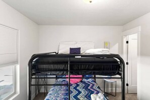 3 quartos, escrivaninha, ferros/tábuas de passar roupa, berço de viagem