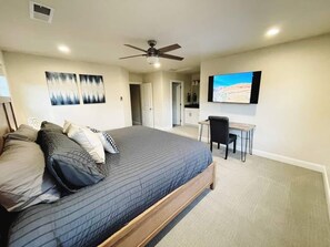 4 chambres, bureau, fer et planche à repasser, lit parapluie