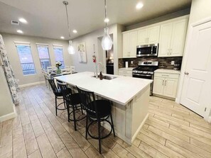 冷蔵庫、電子レンジ、オーブン、コンロ