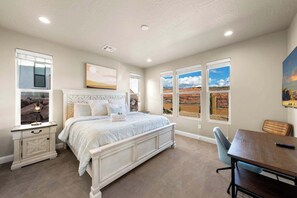 5 slaapkamers, een bureau, een strijkplank/strijkijzer, reisbedje