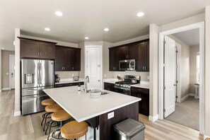 冷蔵庫、電子レンジ、オーブン、コンロ