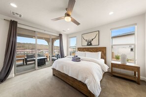 4 habitaciones, escritorio y tabla de planchar con plancha